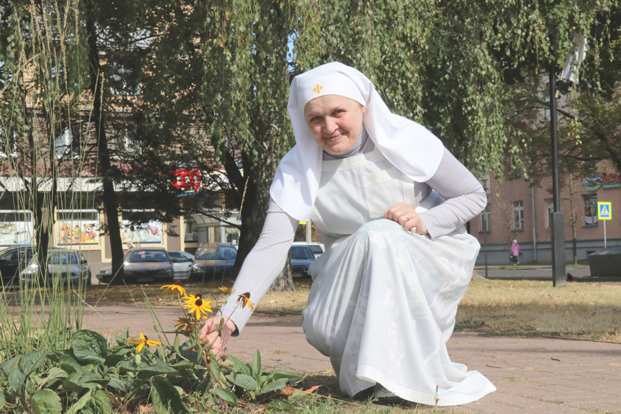 сестра милосердия и цветок 