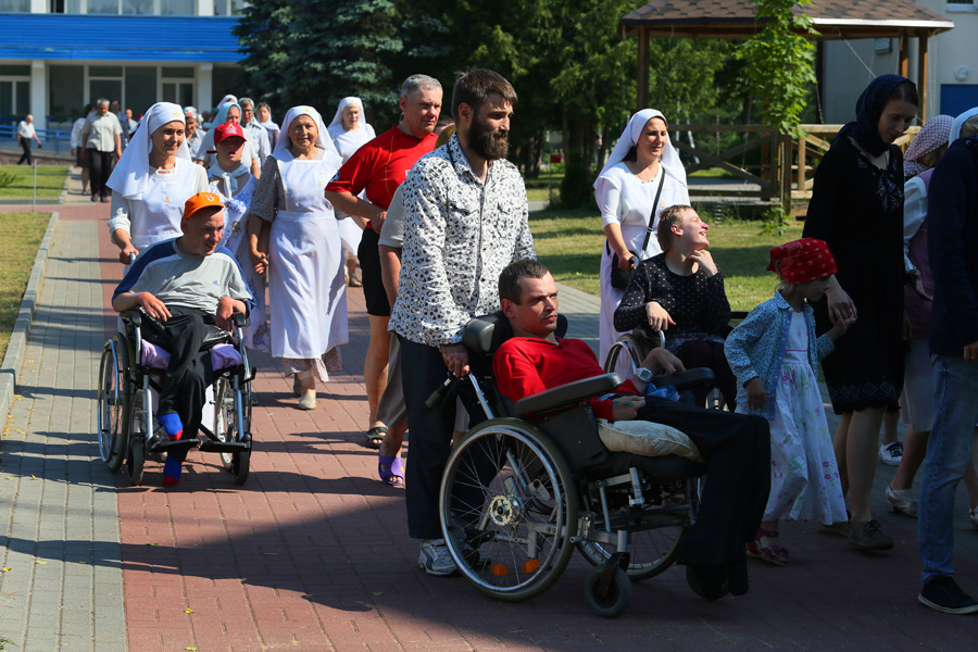 сестры милосердия, брат, болящие, дети