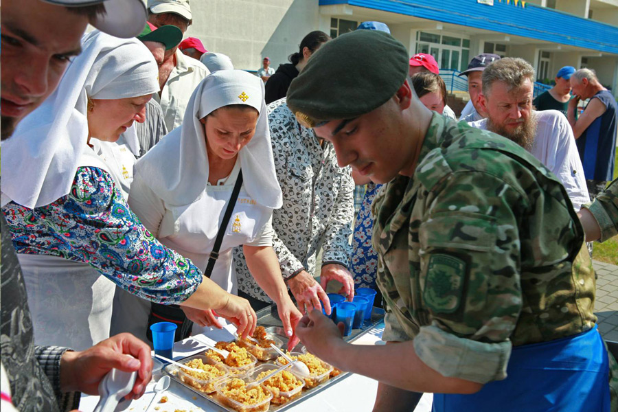 сестры, военный, угощение