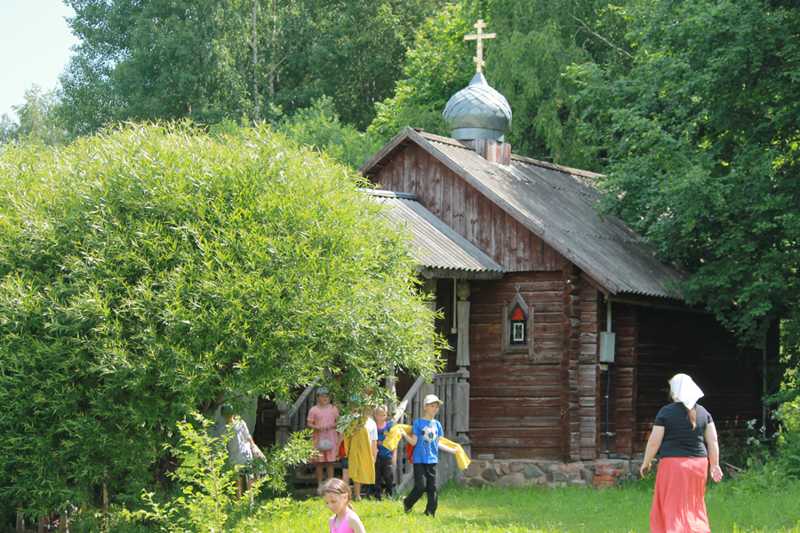 деревянный храм дети