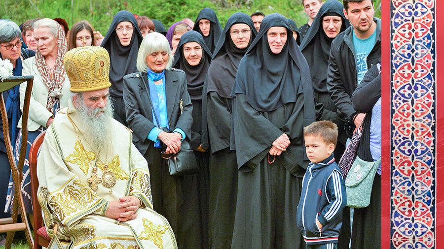 владыка Амфилохий, монахини, ребенок