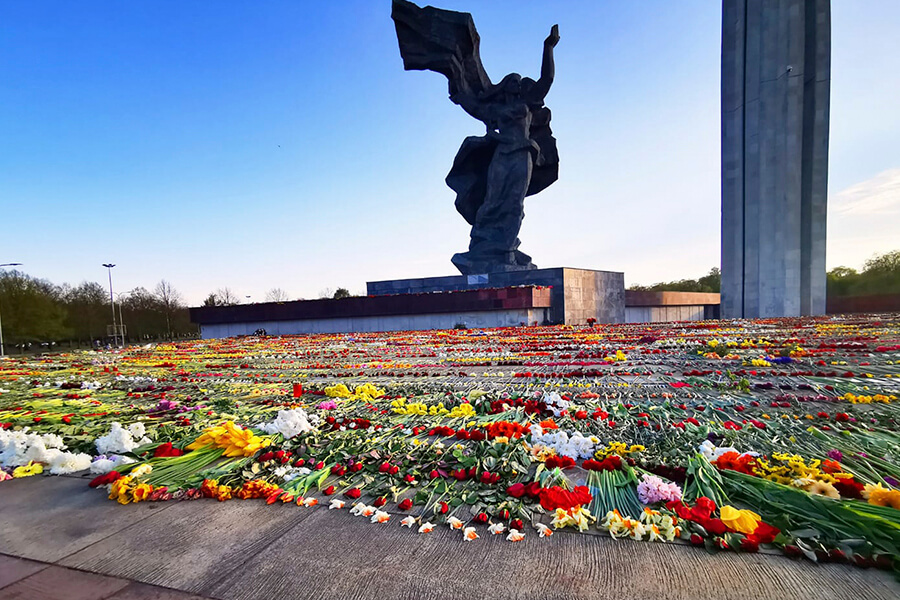 цветы, памятник воинам Советской Армии