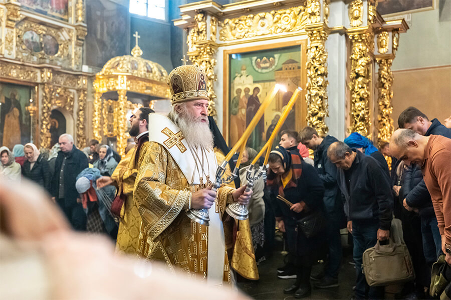 владыка со свечами