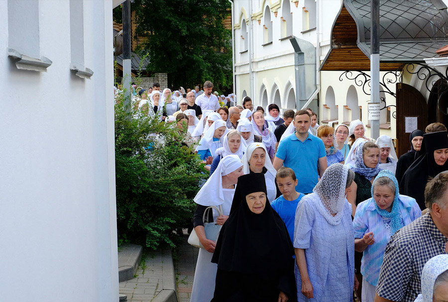 сестры крестный ход в монастыре 