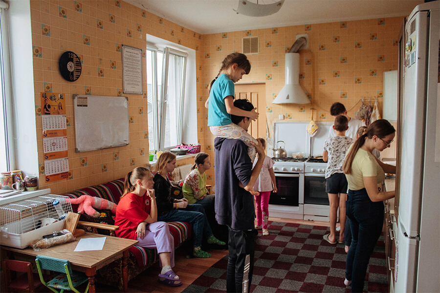 сестренка забралась на шею брату