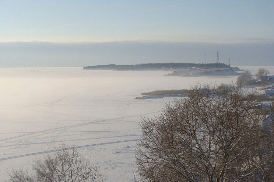 озеро занесло снегом