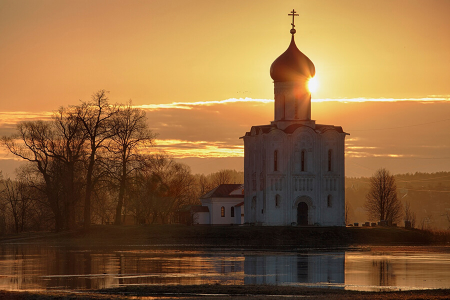 церковь на рассвете