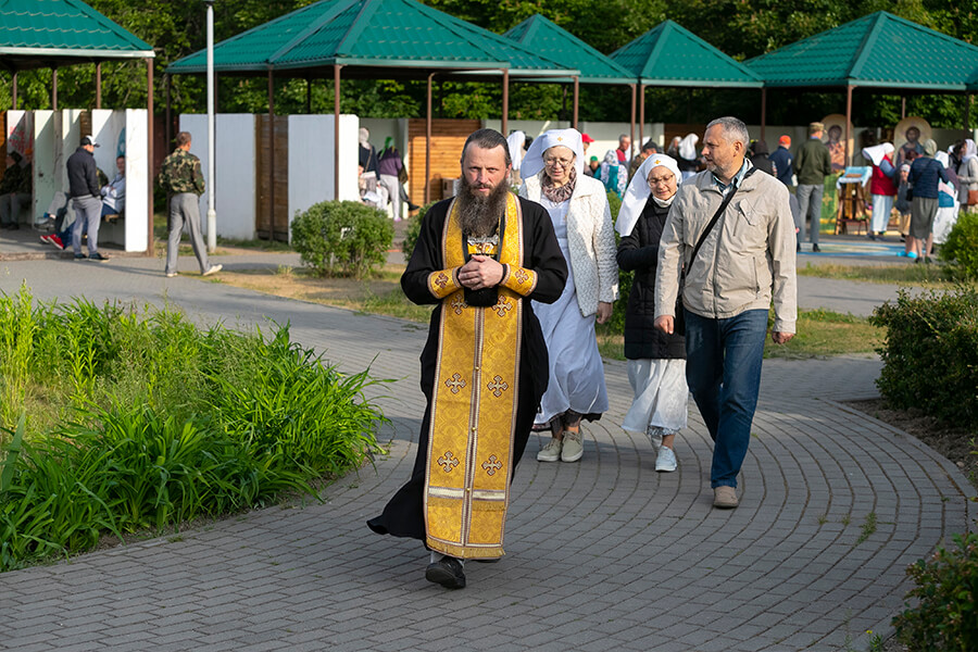 священник и сестры милосердия