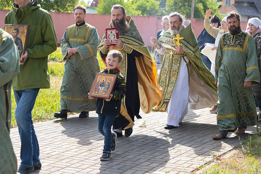 ребенок на крестном ходе