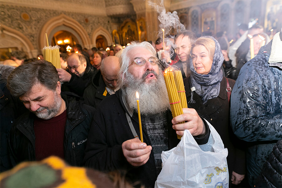 брат с пучками сретенских свечей