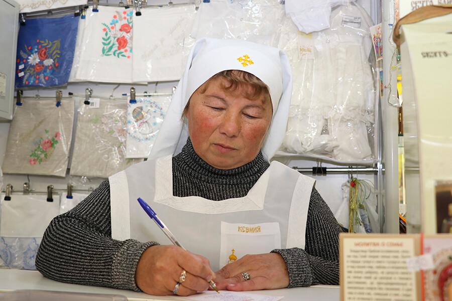 сестар пишет записочку