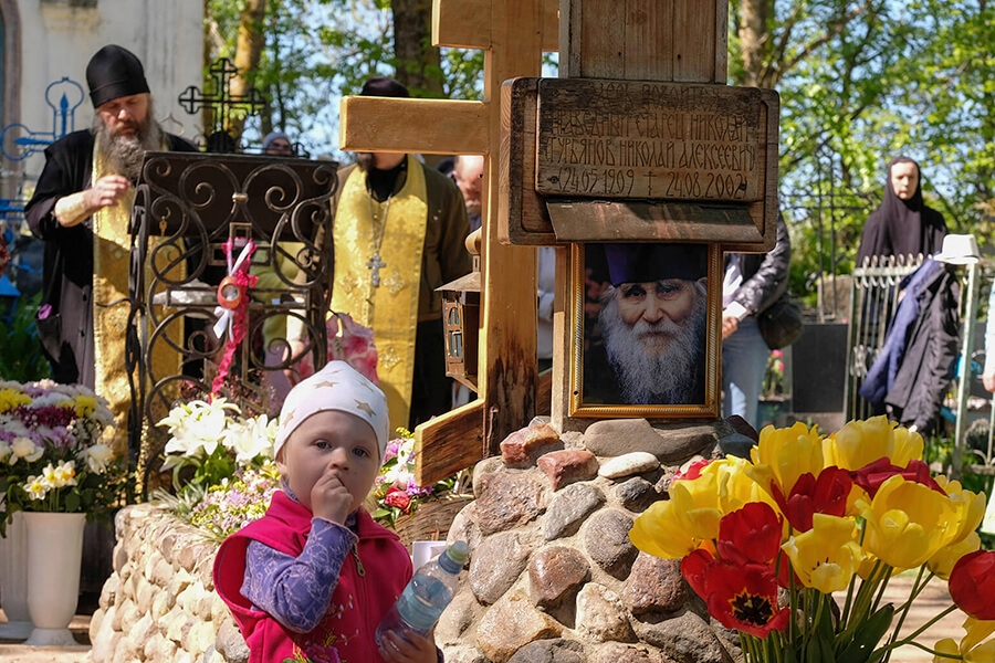 на могилке старца Николая