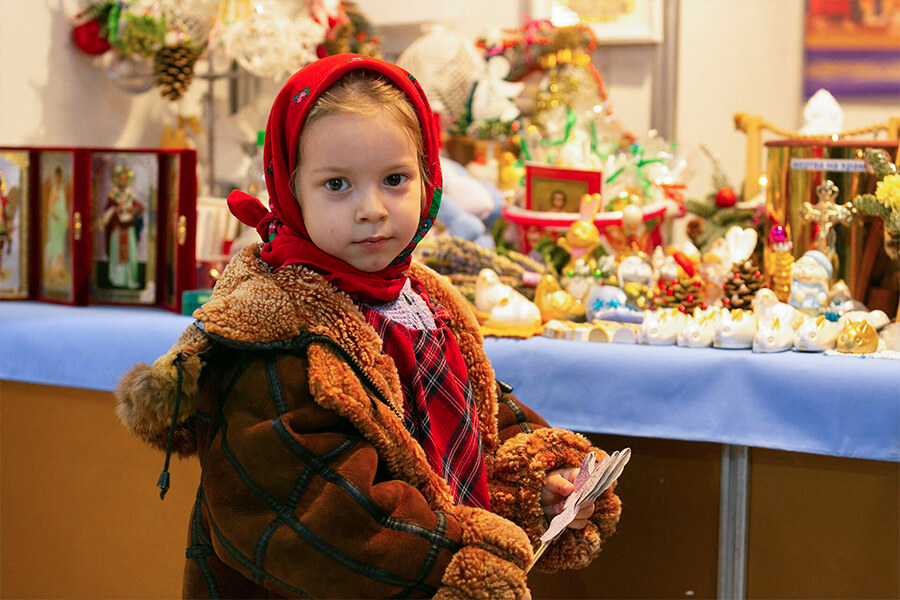 девочка в платочке 