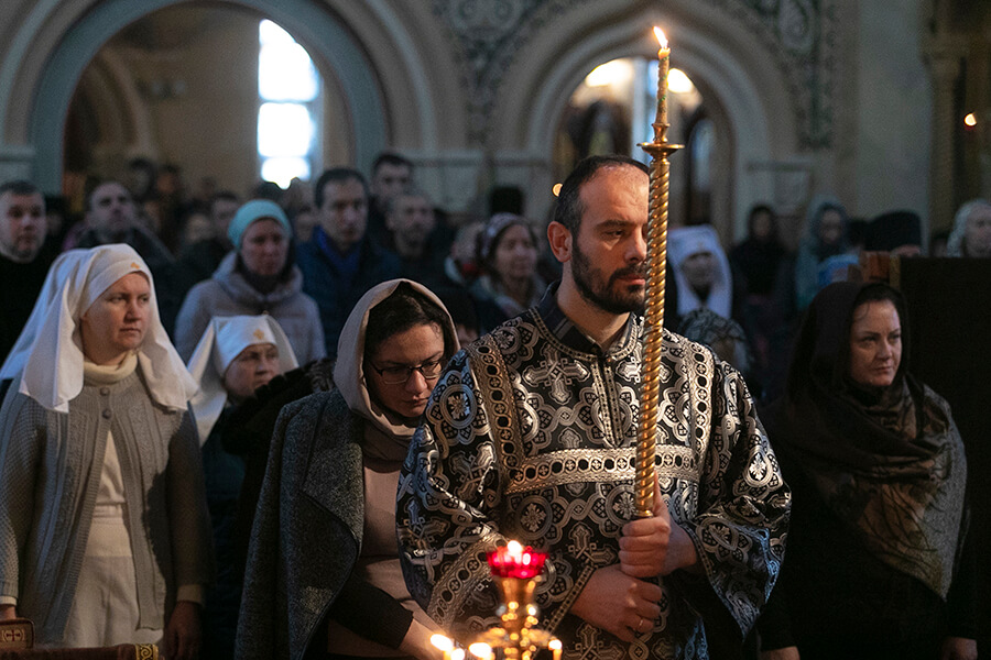 пономарь со свечой