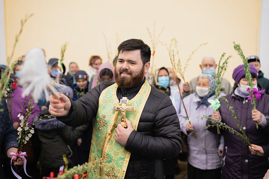 священник освящает вербу