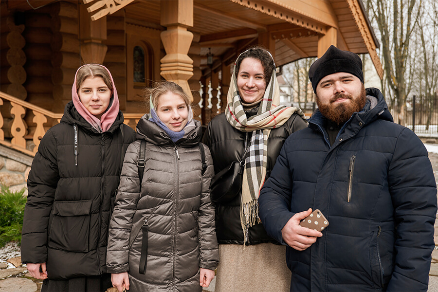 священник и молодежь у храма