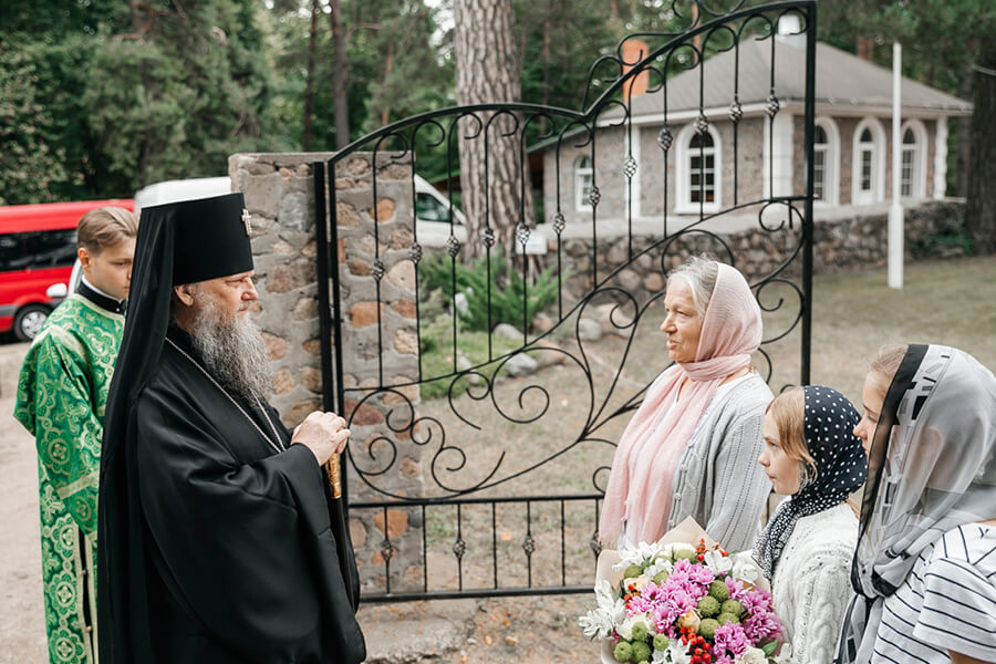 архиепископ принимает людей