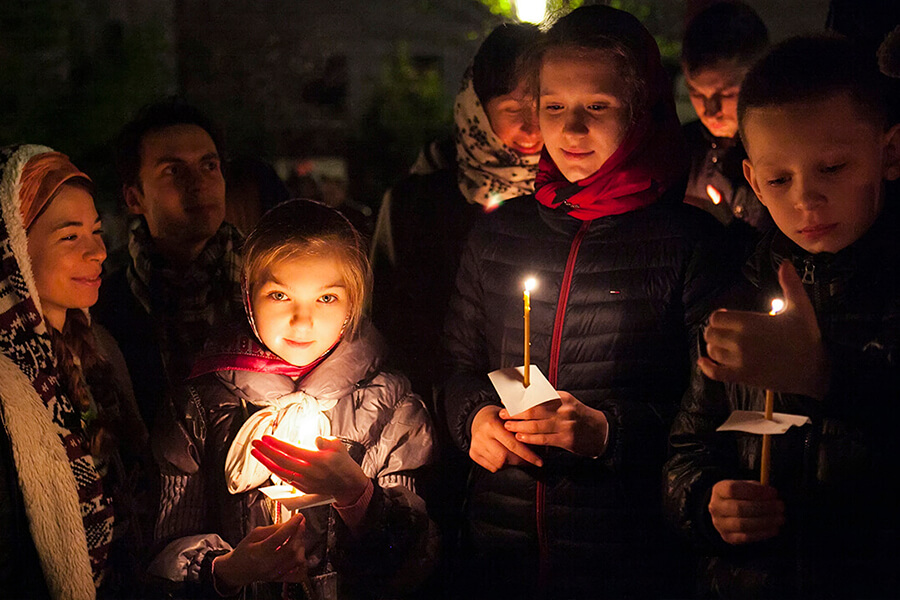 дети на пасху в храме