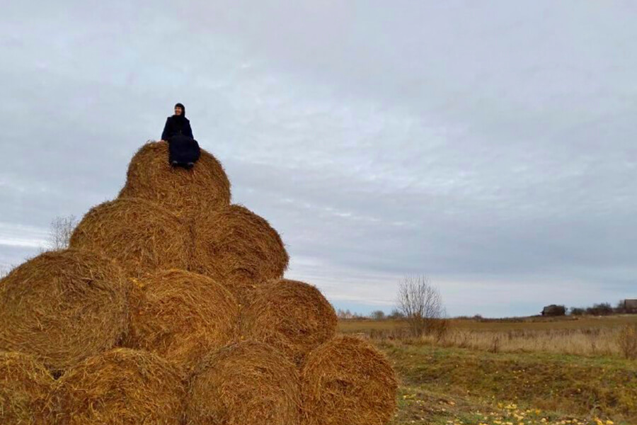 монахиня на стогах сена