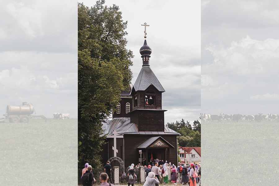 крестный ход возле деревянного храма