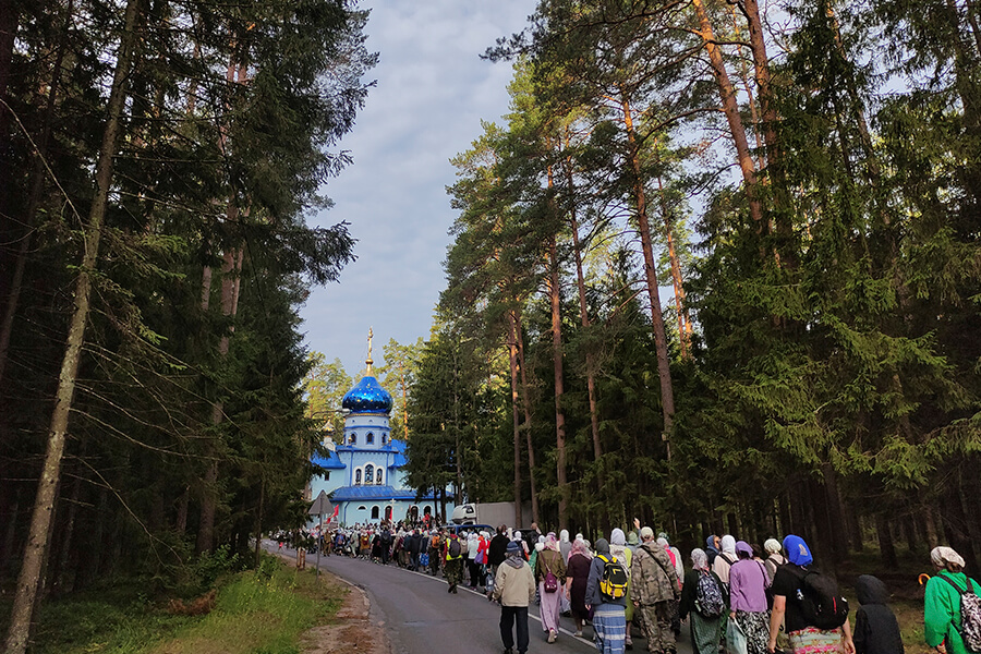 красивая Церковь среди леса