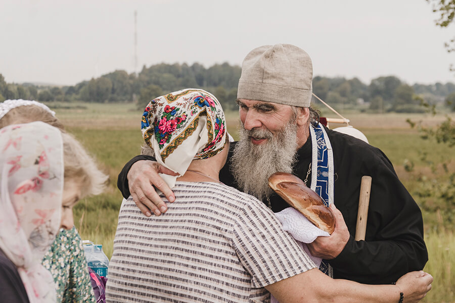 встречают священника хлабом и солью