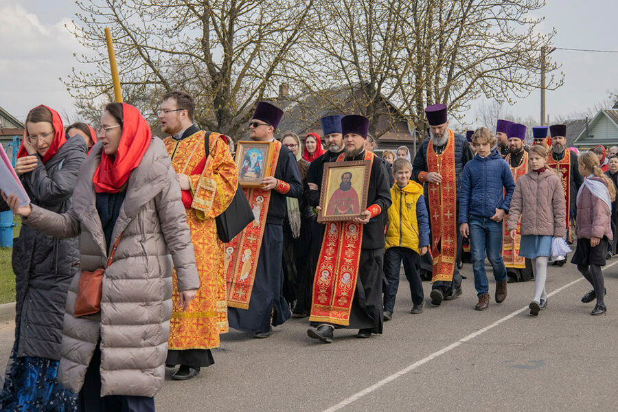 идет крестный ход