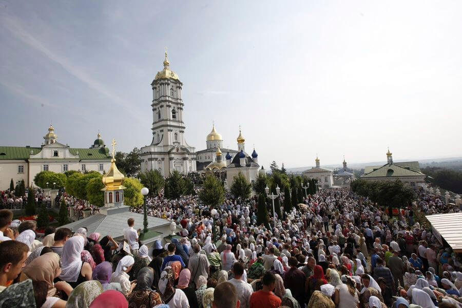 люди на празднике в Почаеве