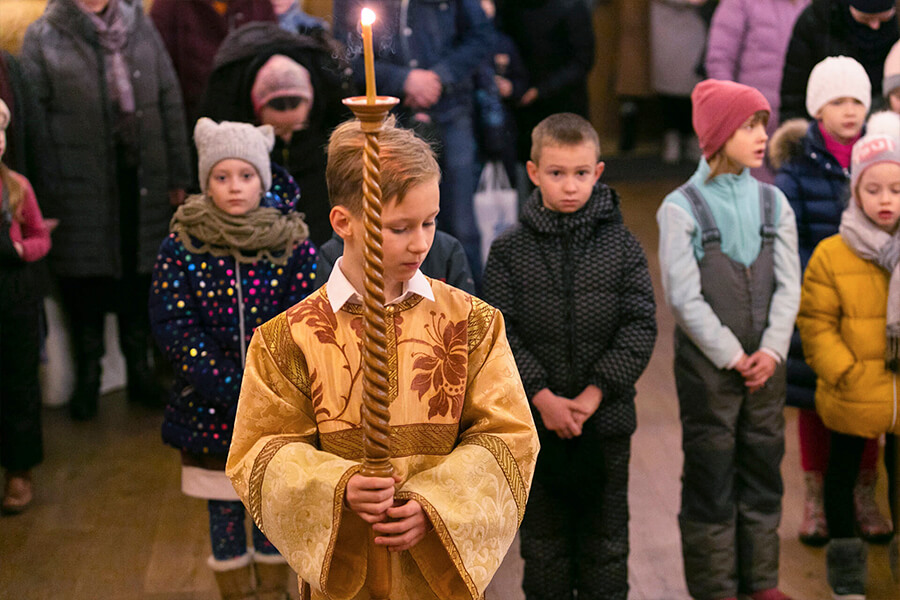 Юный пономарь на детской литургии  