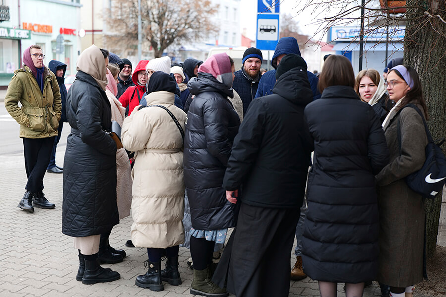 молодежь обсуждает на улице