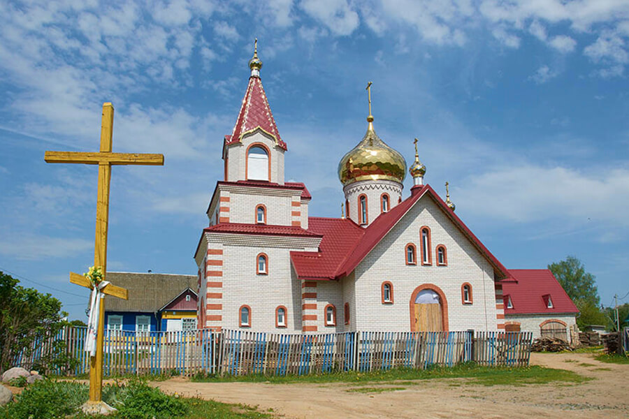 храм с красной крышей