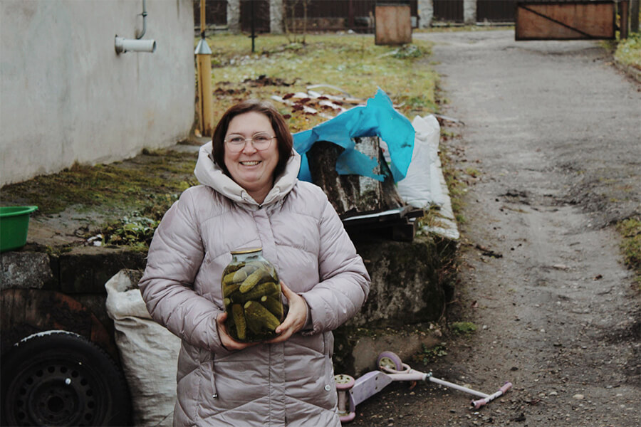 татьяна с банкой огурцов