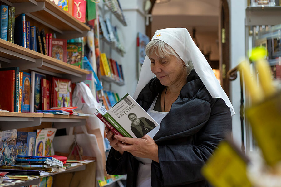 сестра анна с книгой в руках 