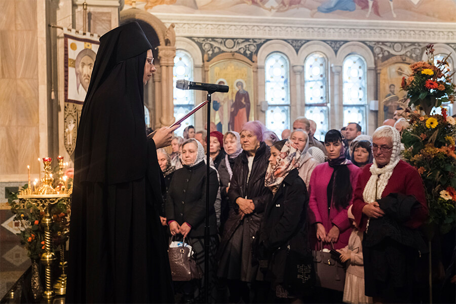 монахиня агапия читает в храме