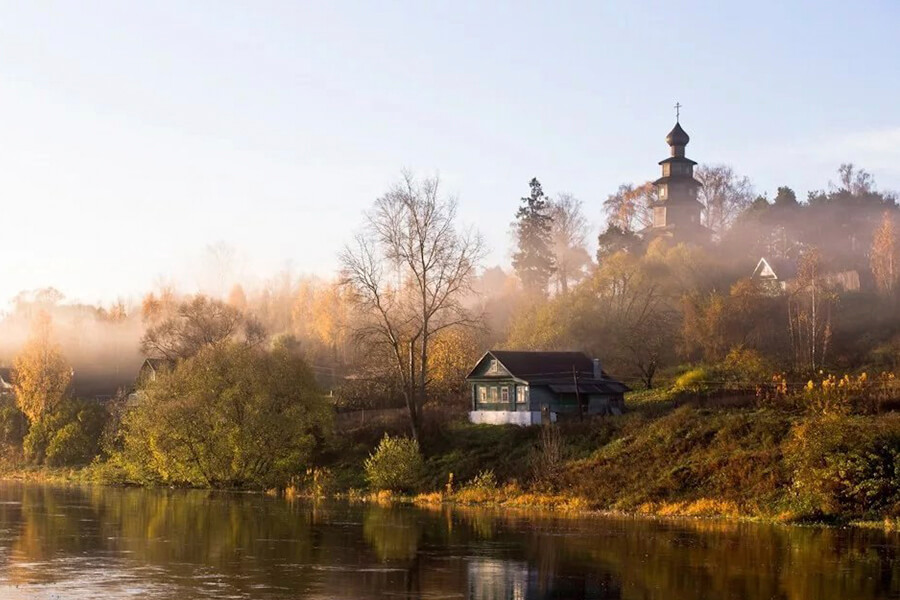 храм среди осенних деревьев 