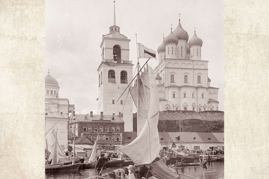 на берегу реки Псковы 