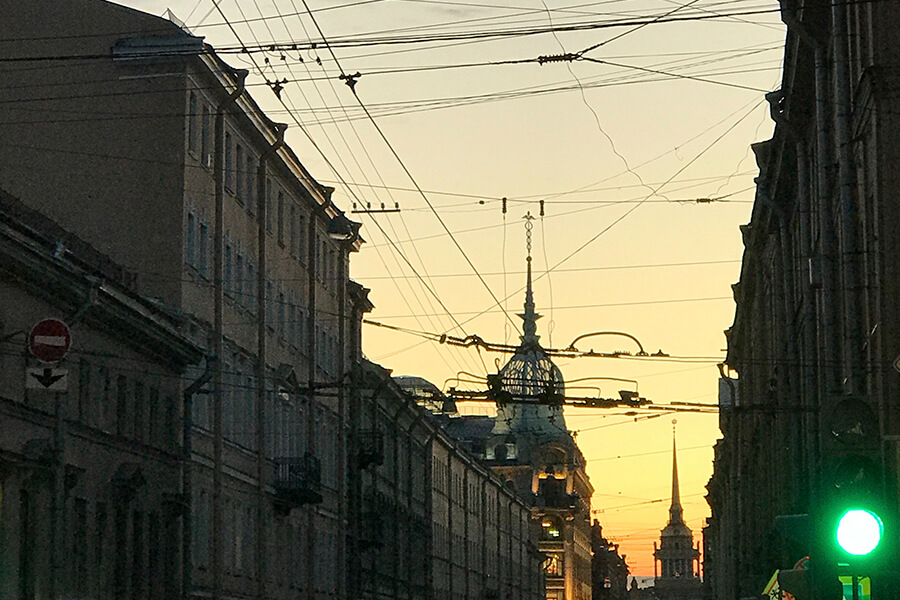 вид в окно на площадь