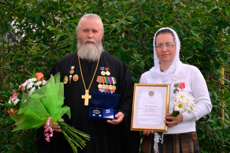 батюшка и матушка с наградами