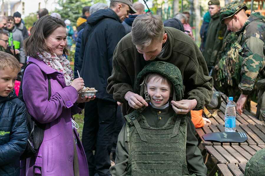 мальчик в каске и бронежилете