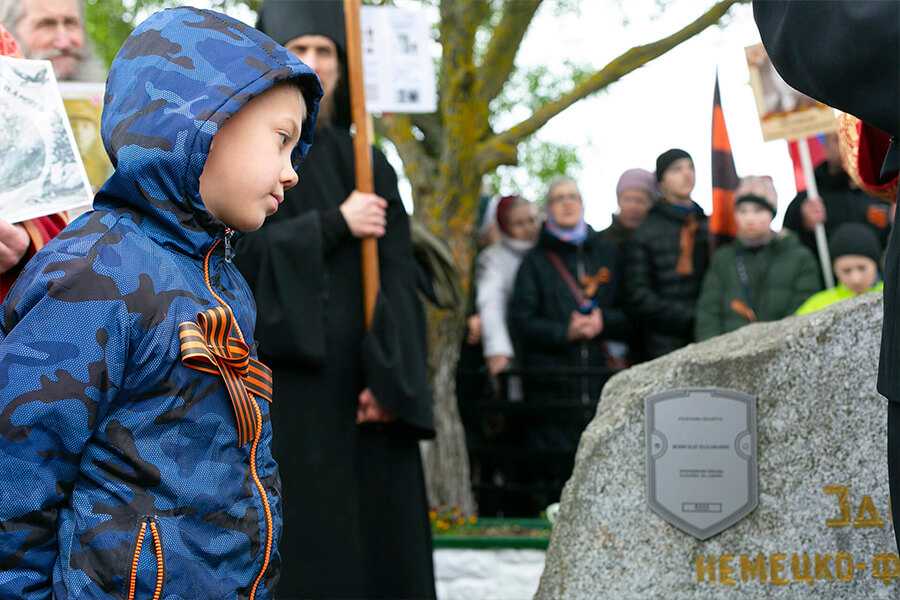 мальчик с георгиевской ленточкой