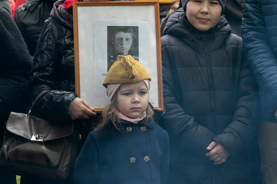 девочка в пилотке