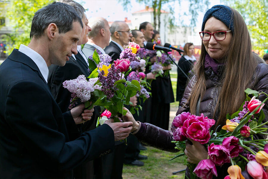 певцов награждают цветами