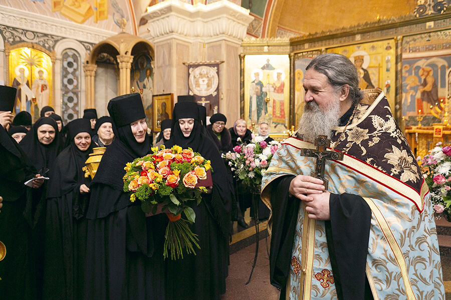 монахини поздравляют духовника обители