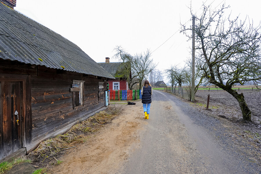 по деревенской дороге