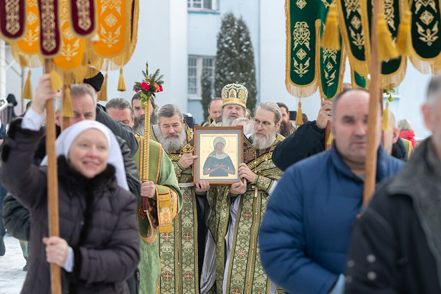 крестный ход с иконой блаженной Ксении 