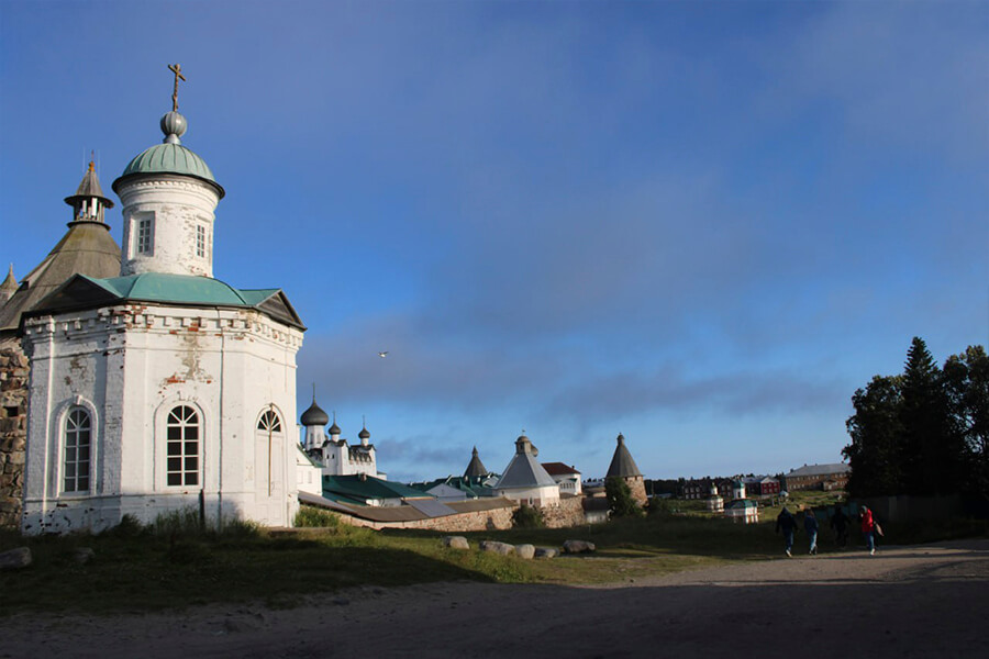 храм и монастырская стена