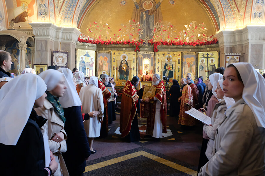 богослужение в храме