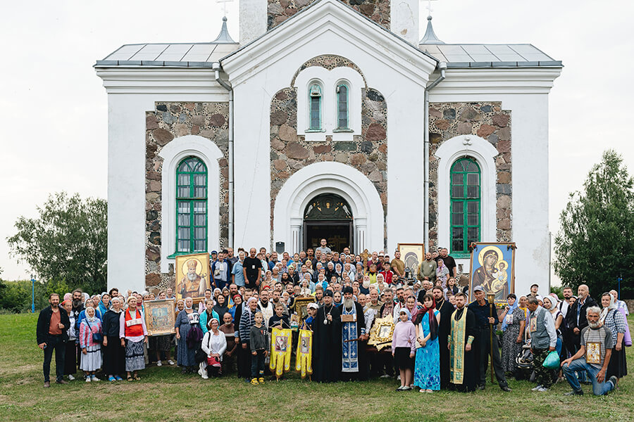 паломники возле храма