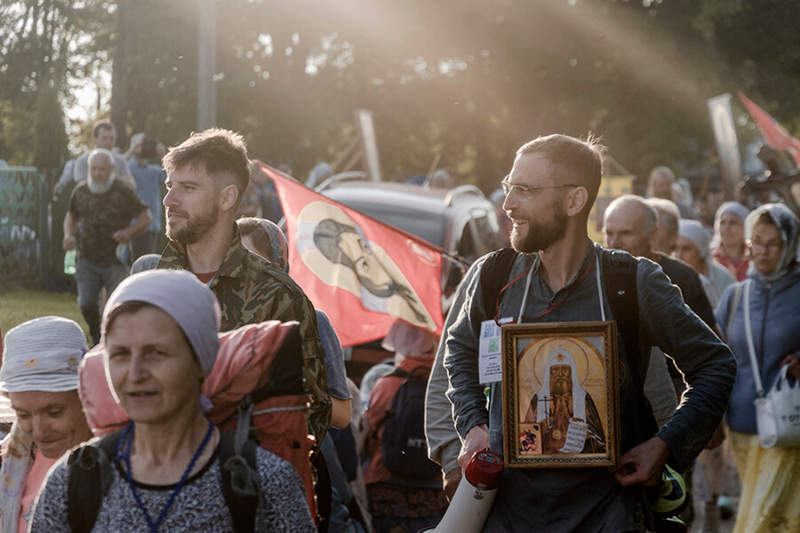 парни с иконами