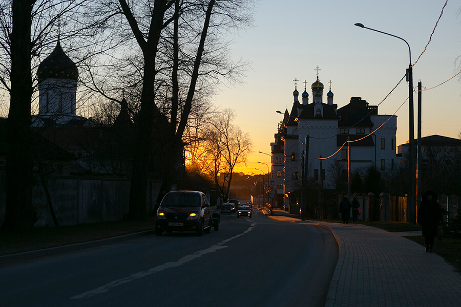 дорога возле монастыря 